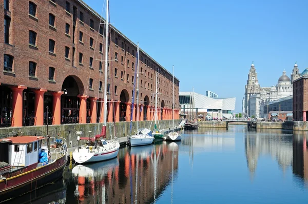 Yachts moored in Albert Dock with the Three Graces to the rear, Liverpool. — Stock Fotó