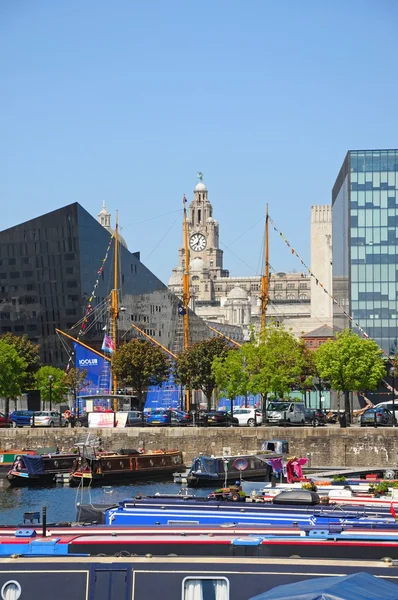 Vista para Salthouse Dock em direção ao Edifício do Fígado, Liverpool . — Fotografia de Stock