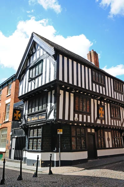Uitzicht op de Golden cross pub op de hoek van Hay Lane, Coventry. — Stockfoto