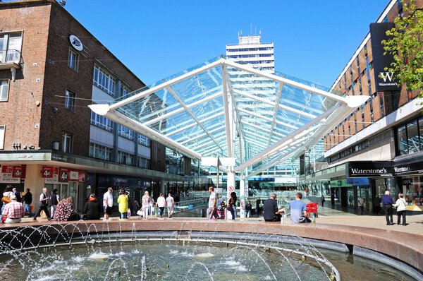 Нижний участок торгового центра с фонтаном на переднем плане, Ковентри
.