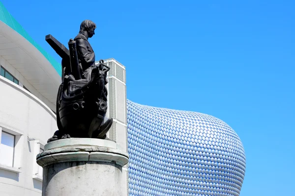 Vista do edifício Selfridges no Bullring com uma estátua de Nelson em primeiro plano, Birmingham . — Fotografia de Stock