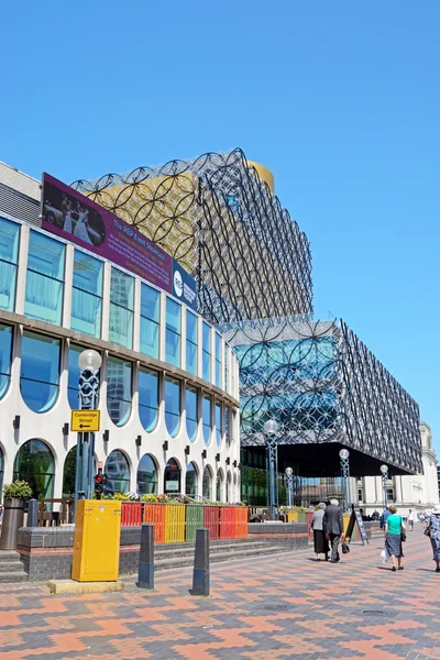 Vista do Birmingham Repertory Theatre com a Biblioteca na parte traseira da Praça do Centenário, Birmingham . — Fotografia de Stock