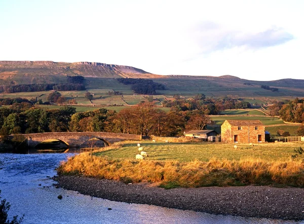 Boerderij langs de rivier de Ewer in Hawes, Yorkshire Dales. — Stockfoto