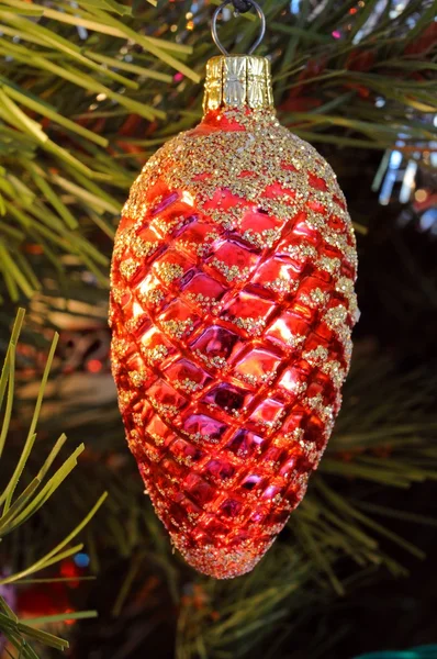 Rode glazen Pinecone kerstboom decoratie. — Stockfoto