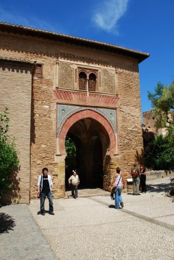 Kale arazisi içindeki Puerta del Vino (Şarap Kapısı) manzarası, Alhambra Sarayı, Granada.