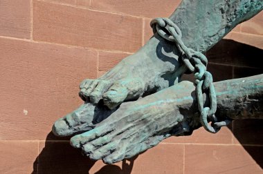 Devils ayakları zincirleri (Michael ve Şeytan) yeni Katedrali, Coventry duvarında bağlı.