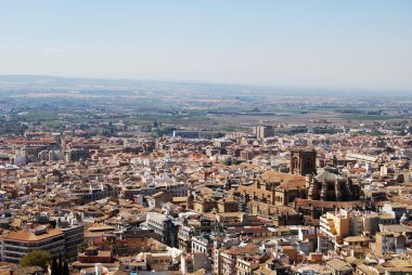 Alhambra Sarayı'ndan görülen Katedral ve şehir merkezinin yükseltilmiş görünümü, Granada, İspanya.