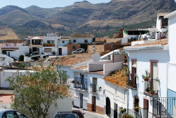 Adosados en el casco antiguo con montañas en la parte trasera, Alora, España . —  Fotos de Stock