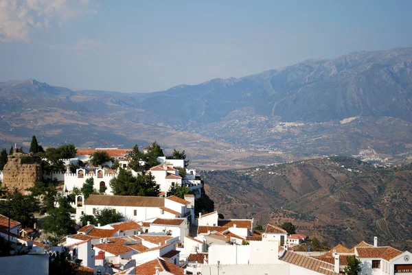 Vista de la ciudad y el castillo con la Sierra de Tejeda en la parte trasera, Comares, España . — Foto de Stock