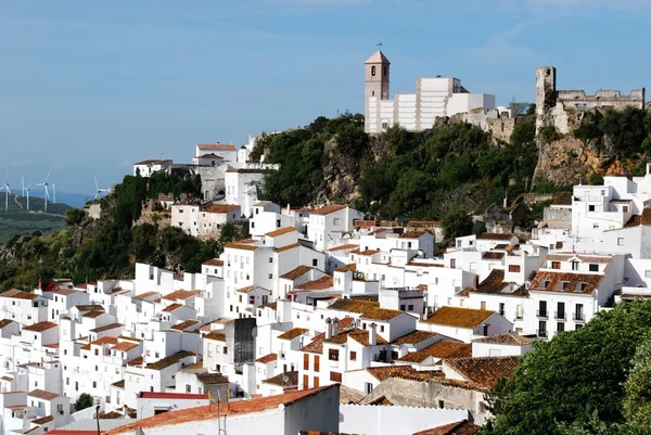 Kilátás nyílik a város és a környező vidék, Casares, Spanyolország. — Stock Fotó