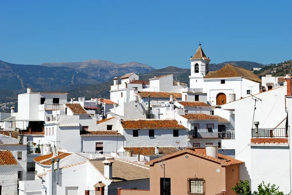 Vista de la ciudad y la iglesia con montañas en la parte trasera, Sayalonga ,. — Foto de Stock