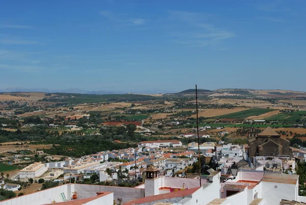 Vista sobre telhados e paisagem circundante com vista para o leste, Arcos de la Frontera, Espanha . — Fotografia de Stock