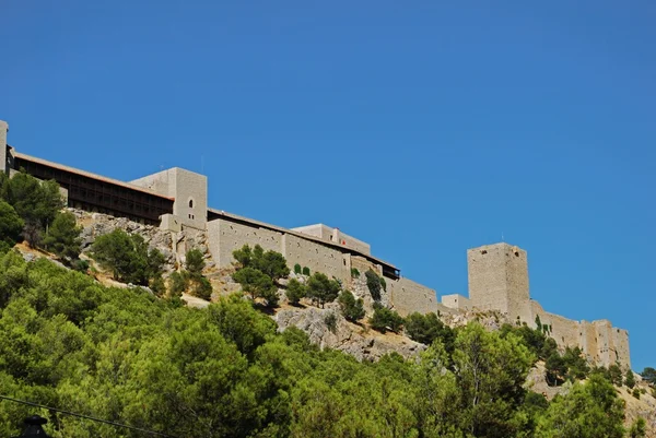 Castle (Castillo de Santa Catalina) a domb tetején, Jaen, Spanyolország. — Stock Fotó