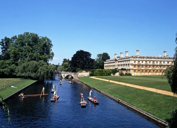 Az emberek a punts a CAM folyón a King College a hátsó, Cambridge. — Stock Fotó