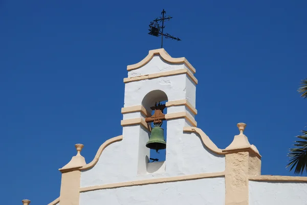 Kostelní zvonice (Iglesia de la Vera Cruz) v centru města Alora, Španělsko. — Stock fotografie