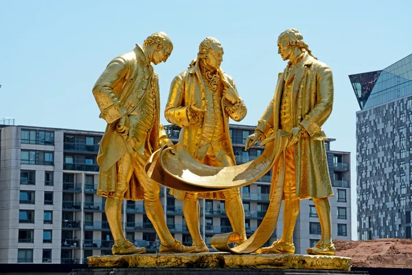 Yüzüncü Yıl Meydanı,Birmingham'daki altın Boulton, Watt ve Murdoch heykelinin görünümü.