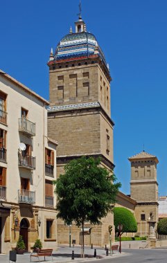 Carrera Obispo Cobos Mesones boyunca Hospital de Santiago çan kulesi, Ubeda, İspanya.