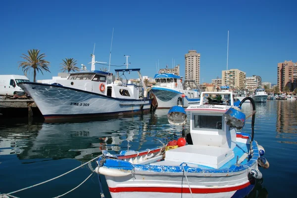 Barcos pesqueros y arrastreros en el puerto de Fuengirola . — Foto de Stock