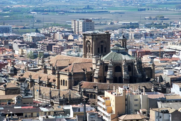 Vista elevada da Catedral e do centro da cidade vista do Palácio de Alhambra, Granada . — Fotografia de Stock