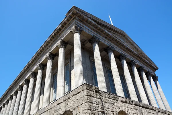 Vista del Ayuntamiento clásico con sus impresionantes columnas en Victoria Square, Birmingham . —  Fotos de Stock