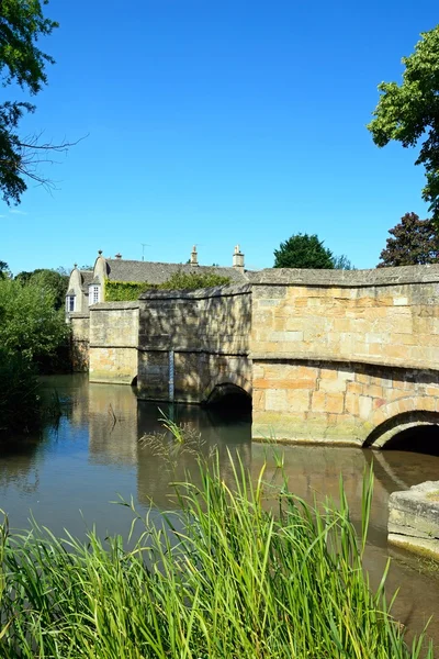 Вид на средневековый мост через реку Уиндраш, Берфорд . — стоковое фото