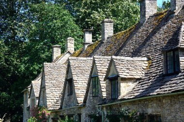 Arlington Row evlerinin yatak pencereleri ve çatısının görünümü, Bibury.