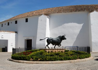 Boğa güreşinin dışında bir boğa heykeli, Ronda.