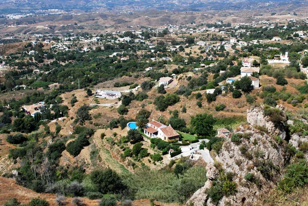 Elevated view of villas with a swimming pools and surrounding mountain landscape, Mijas. — Stock Photo, Image