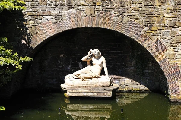 Estátua de Sabrina no Dingle jardins formais em Quarry Park, Shrewsbury . — Fotografia de Stock