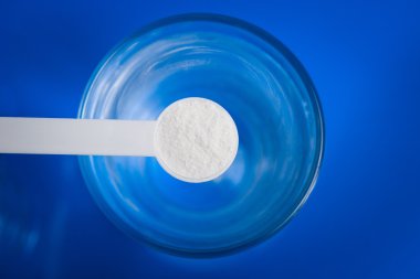 Spor ek, kreatin, hmb, bcaa, amino asit ya da vitamin kaşık toz. Spor beslenme ve sağlık kavramı.