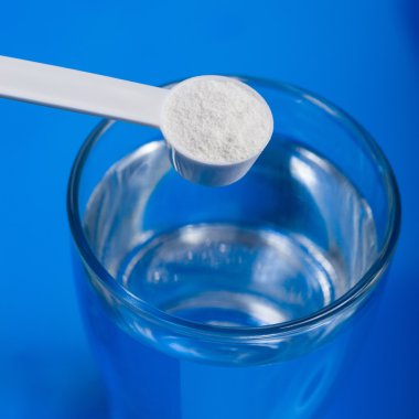 Spor ek, kreatin, hmb, bcaa, amino asit ya da vitamin kaşık toz. Spor beslenme ve sağlık kavramı.