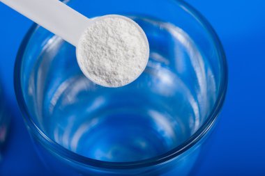 Spor ek, kreatin, hmb, bcaa, amino asit ya da vitamin kaşık toz. Spor beslenme ve sağlık kavramı.