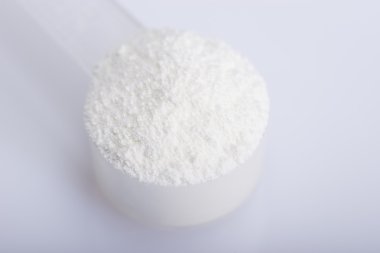 Spor ek, kreatin, hmb, bcaa, amino asit ya da vitamin mesure tozu ile. Spor beslenme kavramı.
