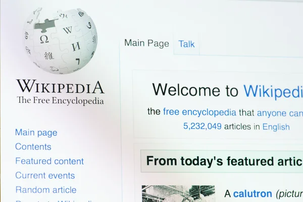 Milan, İtalya - 19 Eylül 2016: Wikipedia Web sitesi Logo üstünde Laptop perde