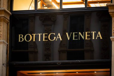 Milan, İtalya - 2026, 13 Ocak: Zarif Bottega Veneta mağaza vitrininde altın tabelası ve sofistike mimari ayrıntılarıyla FW25 lüks modasına dikkat çekiliyor