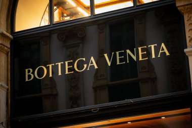 Milan, İtalya - 2026, 13 Ocak: Zarif Bottega Veneta mağazası lüks markalaşma ve sofistike FW25 tarzını Milano alışveriş bölgesinde ön plana çıkardı