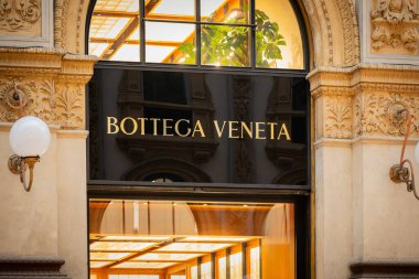 Milan, İtalya - 2026, 13 Ocak: Lüks bir alışveriş bölgesinde süslü İtalyan mimarisi, altın tabelası ve şık FW25 moda atmosferiyle şık Bottega Veneta mağazası önü