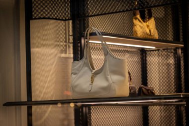 Milan, İtalya - 2026, 13 Ocak: Şık bir butikte sergilenen şık Gucci FW25 el çantası, lüks tasarım, premium malzemeler ve sofistike İtalyan tarzı