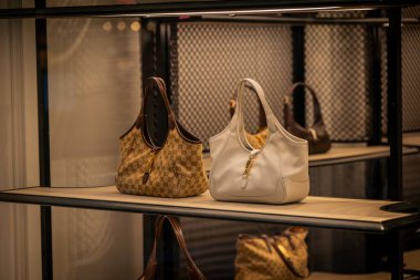 Milan, İtalya - 2026, 13 Ocak: Şık bir butikte sergilenen şık Gucci FW25 el çantaları, lüks tasarım, premium malzemeler ve sofistike İtalyan tarzı