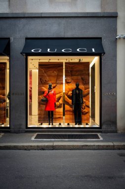 Milan, İtalya - 2026, 13 Ocak: Gucci FW25 butik vitrininde çarpıcı mankenler ve zarif tasarımlarla lüks moda sergileniyor.