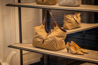 Milan, İtalya - 2026, 13 Ocak: Zarif Gucci FW25 el çantası ve lüks bir butikte sergilenen ayakkabılar, İtalyan zanaatkarlığını ve zamansız moda tarzını ön plana çıkarıyor