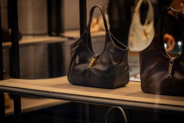 Milan, İtalya - 2026, 13 Ocak: Gösterişli Gucci FW25 siyah deri çanta lüks bir butik vitrininde sergilenen, modern İtalyan zarafetini vurgulayan