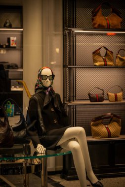 Milan, İtalya - 2026, 13 Ocak: Şık aksesuarlar, tasarımcı el çantaları ve lüks bir butik ortamında modern moda trendlerinin yer aldığı zarif Gucci FW25 sergisi