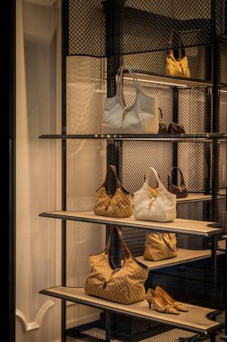 Milan, İtalya - 2026, 13 Ocak: Zarif Gucci FW25 el çantaları ve aksesuarları lüks tasarım ve sofistike İtalyan stilini ön plana çıkaran şık bir butik vitrininde sergilendi