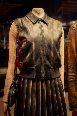 Milan, İtalya - 2026, 13 Ocak: Sleek Diesel FW25 deri yelek ve pileli etek giyimi modern lüks ve kentsel karmaşıklığı vurguluyor