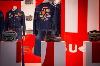 Milan, İtalya - 2026, 13 Ocak: Dizel FW25 sergisi kot, kırmızı aksesuarlar ve modern tarz ve lüks perakende cazibesini yakalayan beyan aksesuarları içeriyor