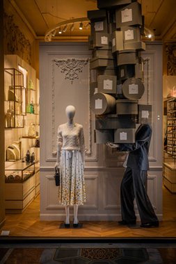 Milan, İtalya - 2026, 13 Ocak: Zarif Dior FW25 vitrininde şık bir manken, şık bir kıyafet ve yaratıcı lüks butik dekoru sergileniyor