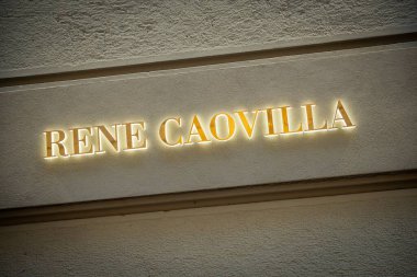 Milan, İtalya - 2026, 13 Ocak: Zarif aydınlatılmış Caovilla butik tabelası dokulu taş duvarda, lüks markalaşma ve sofistike FW25 moda cazibesini vurguluyor