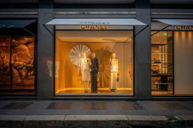 Milan, İtalya - 2026, 13 Ocak: Zarif Chanel FW25 vitrininde altın aksanlı ve şık mankenler, sofistike bir Milan butik ortamında lüks moda sergiliyor