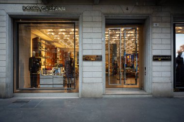 Milan, İtalya - 2026, 13 Ocak: Milano 'daki şık Dolce Gabbana FW25 butik mağazası, lüks vitrinler, modern tasarım ve şık vitrin mankenleri
